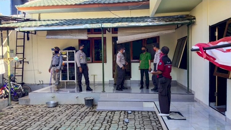 Kabag Ops Polres Sikka Bersama Kadis PKO Kab. Sikka Lakukan Pemeriksaan 14 Lokasi Pembekalan Murid Baru SMPN 1 Maumere Di Masa Adaptasi Kebiasaan Baru