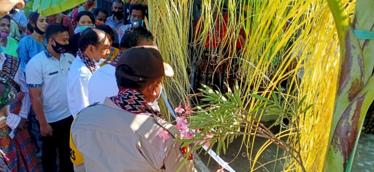 Kapolres, Bupati dan Wakil Bupati Sikka Bersama-sama Melakukan Pemotongan Pita, Sebagai Tanda Diresmikannya Kampung Tangguh Nusantara Tulada Rani Di Kel. Nangalimang