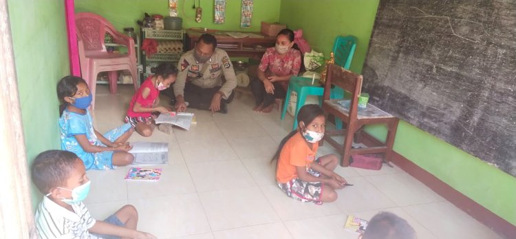 Monitoring KBM Di Rumah, Bhabinkamtibmas Desa Paubekor Edukasikan Adaptasi Kebiasaan Baru Kepada Siswa SDK Tomu