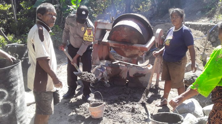 Bripka Yunus Bergotong Royong Bersama Warga Kerjakan Turap Pelindung Pemukiman