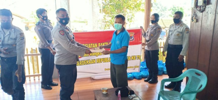 Kapolres Sikka Berikan Bantuan Sembako Kepada Masyarakat Desa Sikka, Kec. Lela