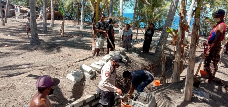 Makin Kompak, Bhabinkamtibmas Desa Lela Gotong Royong Bersama Warga Dusun Watutepang