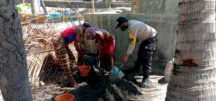 Makin Kompak, Bhabinkamtibmas Desa Lela Gotong Royong Bersama Warga Dusun Watutepang