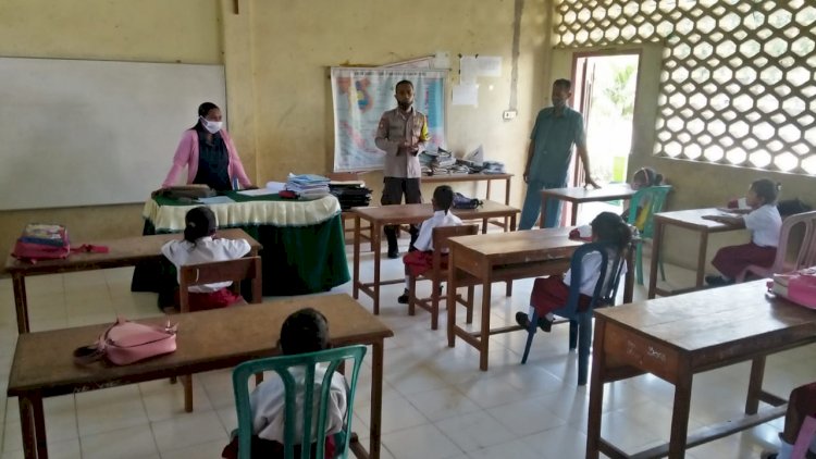 Bhabinkamtibmas Polsek Waigete Pantau Aktivitas KBM Di Sekolah Di Masa Pandemi