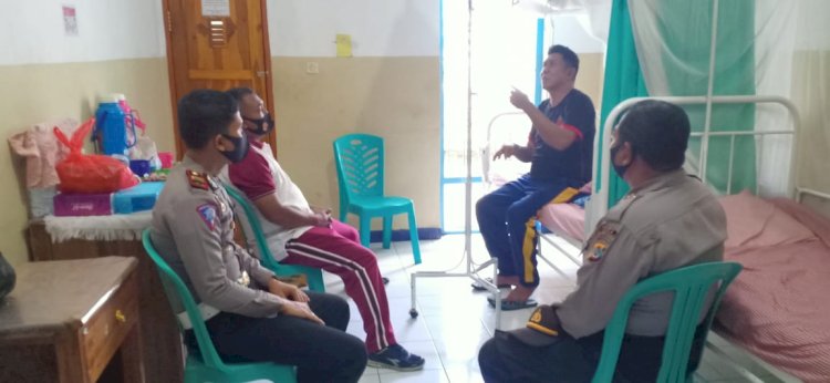 Perhatian Atasan, Kapolres Sikka Jenguk Anggotanya Yang Sakit
