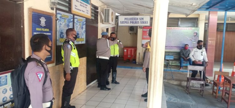 Tegakan Disiplin Protokol Kesehatan, Wakapolres Sikka Lakukan Pengecekkan Langsung Di Ruangan Kerja Personil Dan Ruang Pelayanan Publik