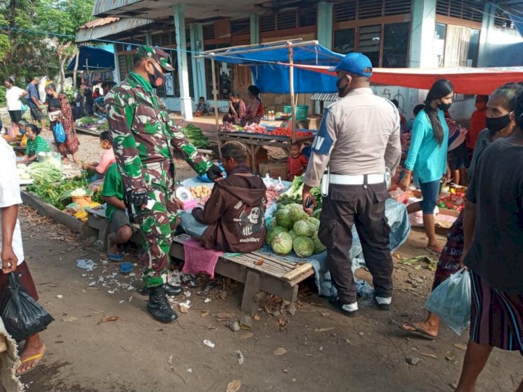 Operasi Yustisi Polsek Waigete Memeberikan Sanksi Sosial Pada Masyarakat Yang Tidak Menggunakan Masker