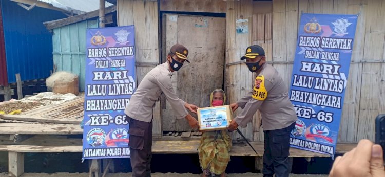 Peringati Hari Lalu Lintas Bhayangkara Ke-65, Polres Sikka Salurkan Bansos Kepada Masyarakat