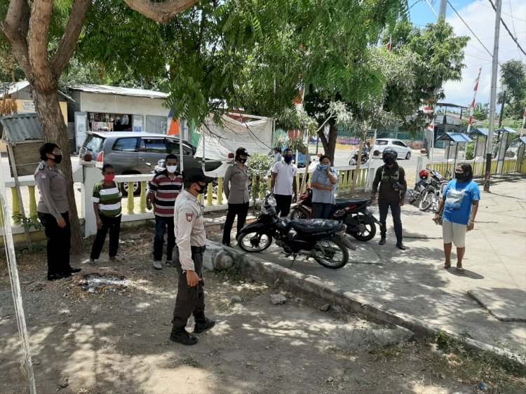 Cegah Covid-19 di Sikka, Satuan Binmas Polres Sikka lakukan Sosialisasi Protokol Kesehatan di Kantor Kelurahan Kabor.