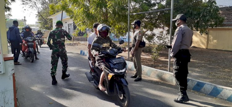 Sosialisasikan Pembatasan Kegiatan Masyarakat, Gabungan TNI-Polri Dan Sat Pol PP Lakukan Himbauan Di Pasar Alok Maumere