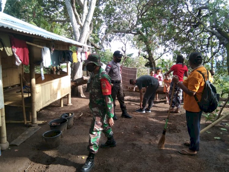 Cegah DBD, Bripka Ferdianus Gotong Royong Bersihkan Lingkungan Bersama Warga Desa Hewokloang