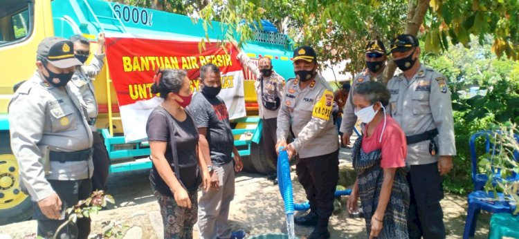 Kapolres Sikka Berikan Bantuan Air Bersih Kepada Warga Desa Wolomapa