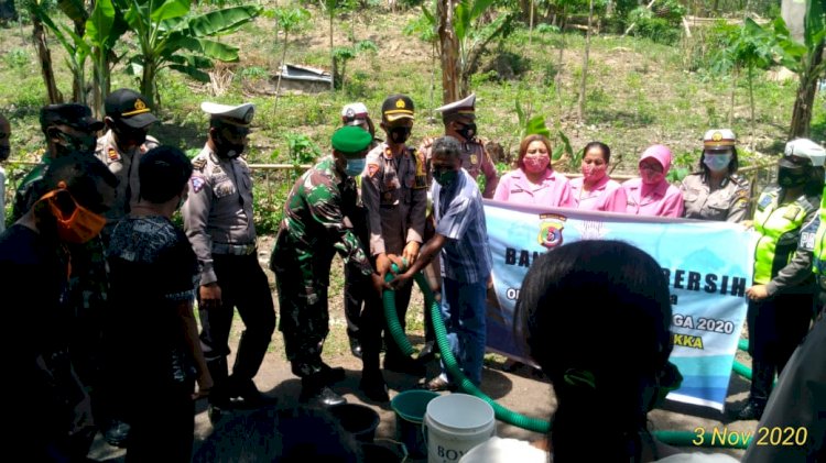 Operasi Zebra Turangga-2020, Polres Sikka Berikan Bantuan Air Bersih Bagi Masyarakat Desa Watugong