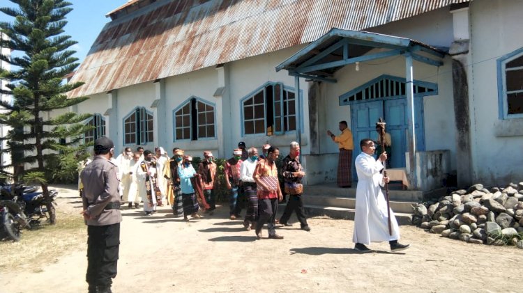 Beri Rasa Aman Pada Jemaat, Personil Polsek Paga Laksanakan Pengamanan Pelantikan Pastor Paroki Sta.