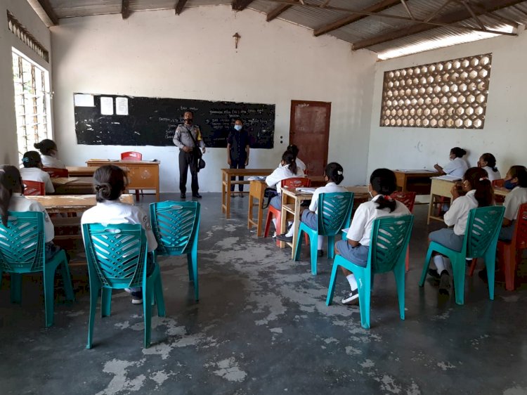Bripka Hendra Sambangi SMK Katolik St. Ignasius Wodong Dan Lakukan Koordintasi Terkait Penerapan Prokes Covid-19