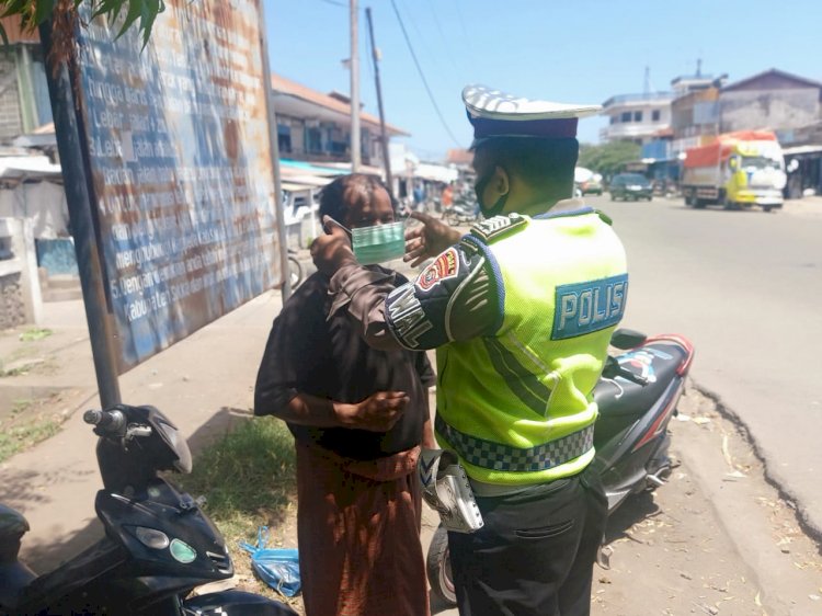 Unit Turjawali Sat Lantas Polres Sikka Lakukan Patroli Dan Himbauan Prokes Covid-19