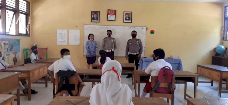 Unit Dikyasa Sat Lantas Polres Sikka, Sosialisasikan Rambu Lalu Lintas Kepada Siswa SD Contoh