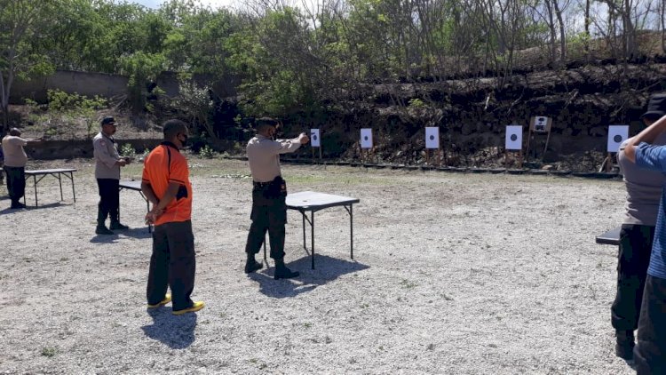 Asah Kemampuan Personil, Polres Sikka Gelar Latihan Menembak