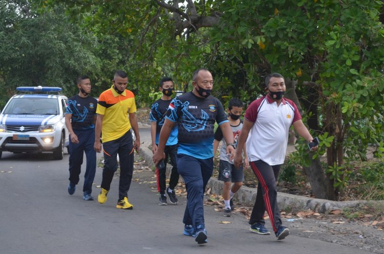 Jumat Sehat, Polres Sikka Bersama Lanal Maumere Lakukan Jalan Santai Bersama