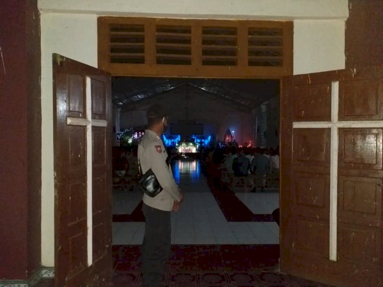 Polres Sikka Dan Polsek Jajaran Mengamankan Ibadah Misa Malam Natal Di Sejumlah Gereja Di Kab. Sikka