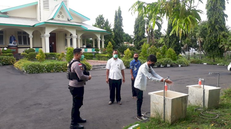Melalui Personil Pengamanan Gereja, Kapolres Ajak Masyarakat Kab. Sikka Tetap Patuhi Prokes Covid-19