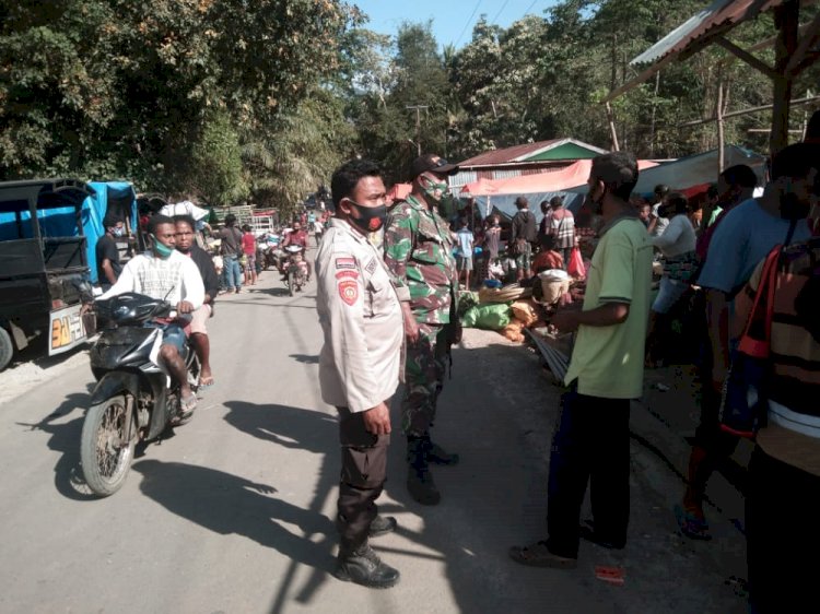 Personil Pospol Talibura Bersinergi Bersama Babinsa Lakukan Operasi Yustisi Penegakan & Pendisiplinan Penggunakan Masker