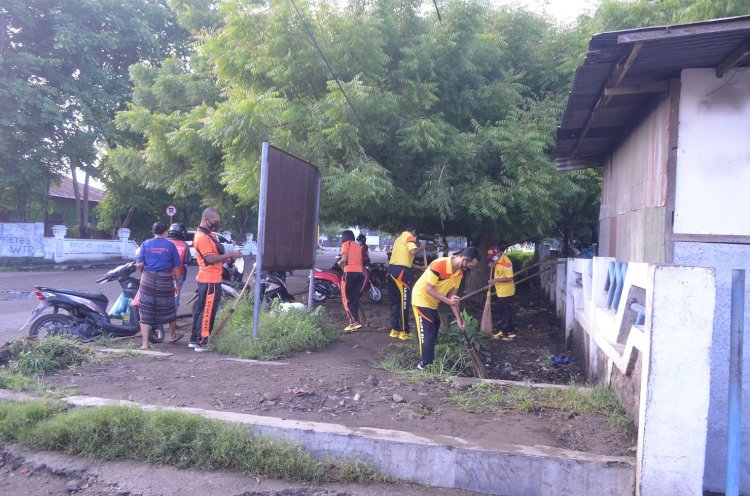 Cegah DBD, Polres Sikka Dan Polsek Jajaran Serentak Lakukan Kerja Bakti Bersihkan Lingkungan