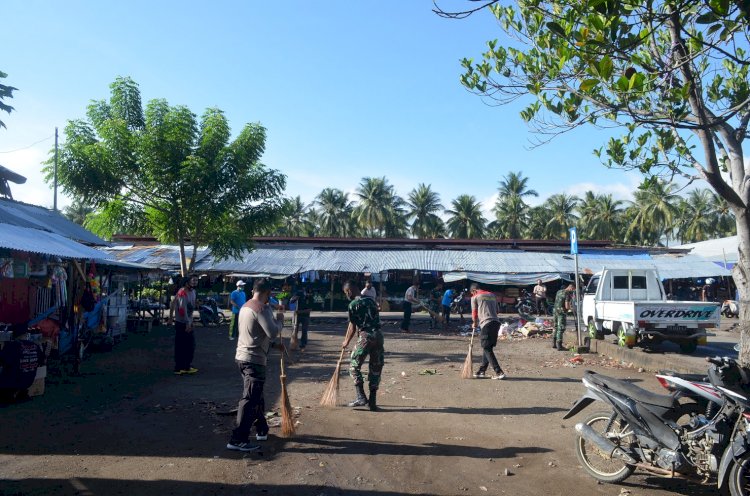 Cegah DBD, Polres Sikka Dan Polsek Jajaran Serentak Lakukan Kerja Bakti Bersihkan Lingkungan