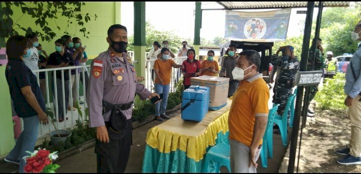 Polres Sikka Kawal Ketat Pendistribusian Vaksin Ke 18 Puskesmas Di Kab. Sikka