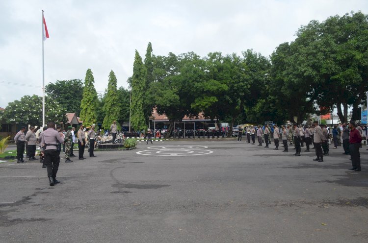 Bersinergi Cegah Covid-19, Polres Sikka, Kodim 1603 Sikka, Lanal Maumere, Dan Dinkes Kab. Sikka Lakukan Pembagian Masker Dan Penyemprotan Disinfektan Di 8 Titik Lokasi Di Kota Maumere