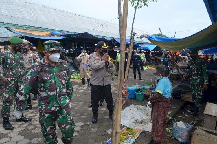 Bersinergi Cegah Covid-19, Polres Sikka, Kodim 1603 Sikka, Lanal Maumere, Dan Dinkes Kab. Sikka Lakukan Pembagian Masker Dan Penyemprotan Disinfektan Di 8 Titik Lokasi Di Kota Maumere