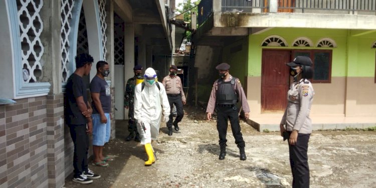 Bersinergi Cegah Covid-19, Polres Sikka, Kodim 1603 Sikka, Lanal Maumere, Dan Dinkes Kab. Sikka Lakukan Pembagian Masker Dan Penyemprotan Disinfektan Di 8 Titik Lokasi Di Kota Maumere