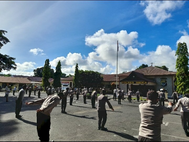 Cegah Corona, Usai Apel Pagi Personil Polres Sikka Rutin Senam AWS3 Sambil Berjemur