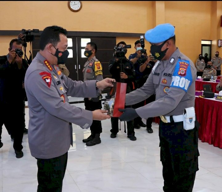 Kapolri Beri Penghargaan Kesempatan Sekolah Perwira Kepada 2 Personil Polda DIY