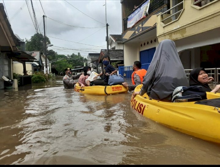Wujud Negara Hadir, Personel TNI-Polri Dikerahkan Bantu Korban Banjir