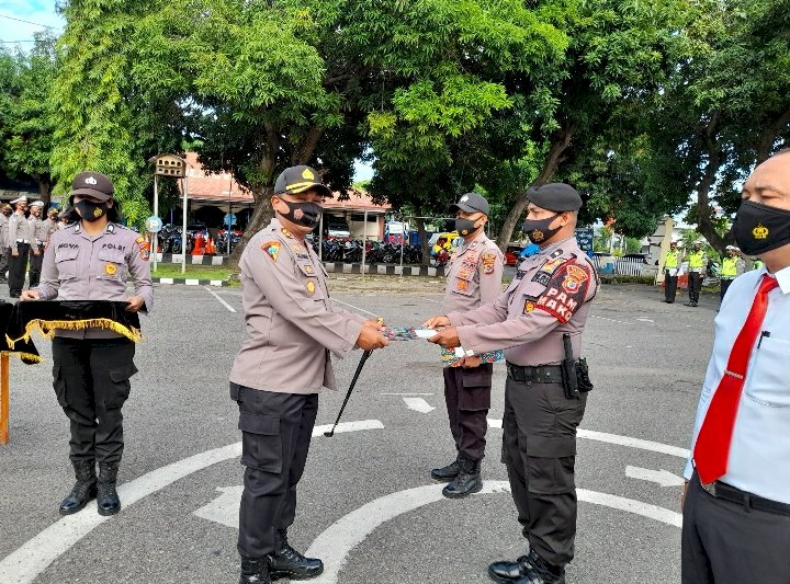 Prestasi Di Bidang Tugas Masing-masing, Kapolres Sikka Berikan Penghargaan Kepada 7 Personilnya