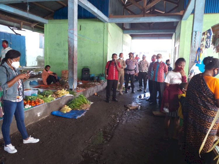 Polsek Kewapante Bersama Koramil Dan Kecamatan Tertibkan Pedagang Eks Pasar Geliting