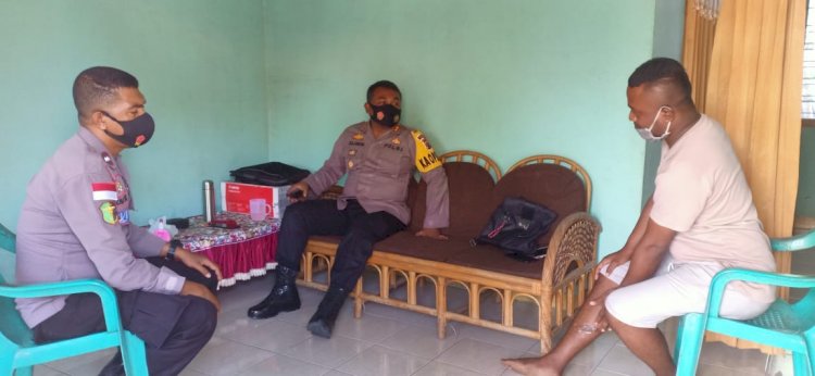 Beri Semangat, Kapolres Sikka Kunjungi Anggotanya Yang Sedang Sakit