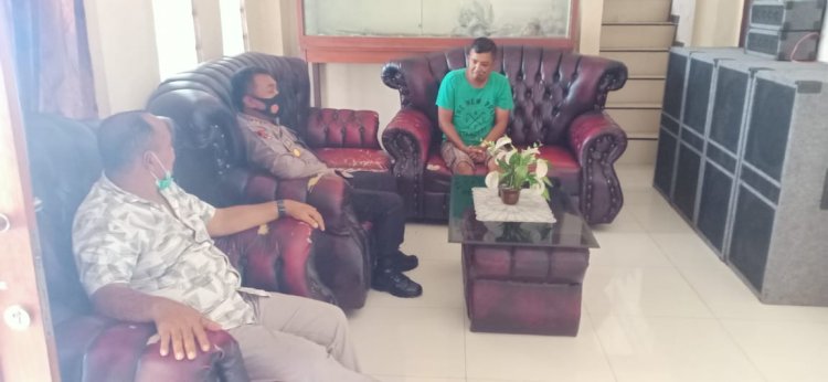 Beri Semangat, Kapolres Sikka Kunjungi Anggotanya Yang Sedang Sakit