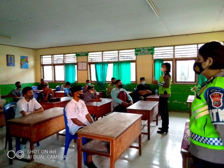 Turun ke Sekolah, Sat Lantas Polres Sikka Sosialisasikan Protokol Kesehatan