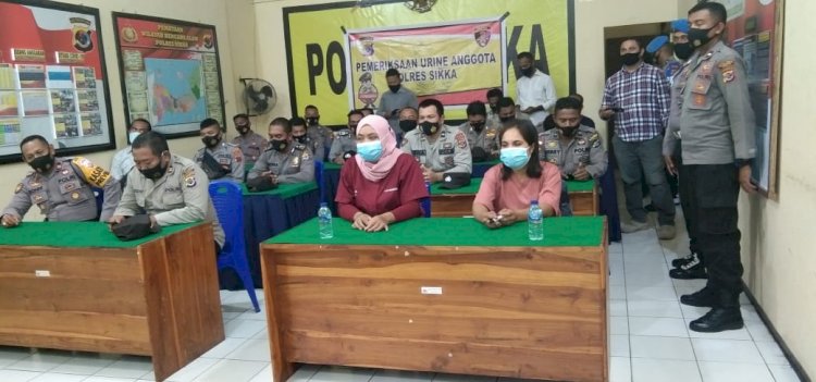 Pastikan Anggota Bebas Dari Narkoba, Polres Sikka Lakukan Tes Urine Dadakan