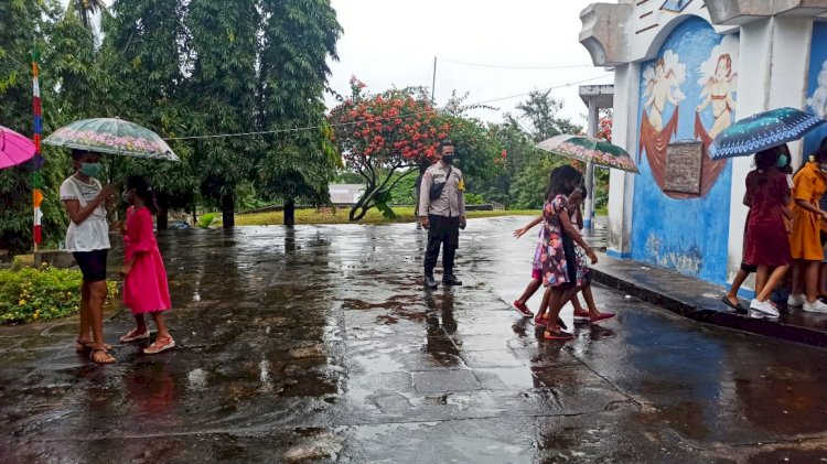 Ibadah Kamis Putih Jelang Paskah, Polsek Nelle Lakukan Pengamanan Di Gereja Roh Kudus Nelle Dan Gereja St. Fransiskus Xaverius Koting