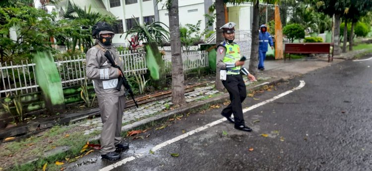 Diguyur Hujan, Personil Polres Sikka dan Polsek Jajaran Amankan Warga Ibadah Misa Jumat Agung