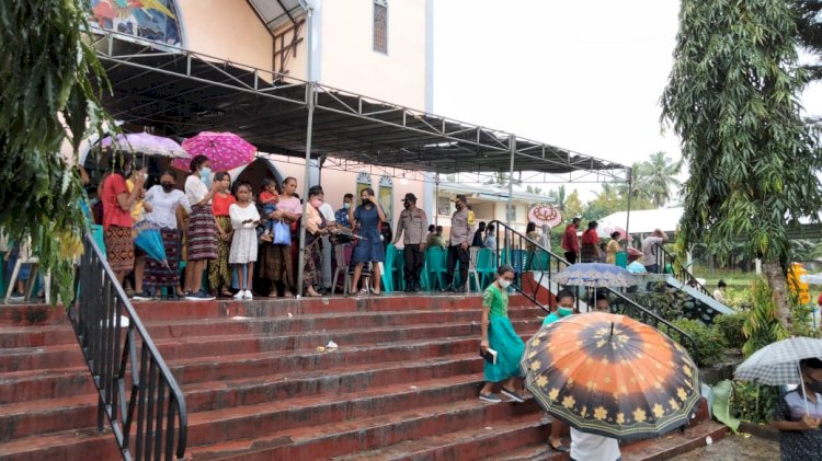 Kapolres Sikka Pantau Langsung Pengamanan Dan Jalannya Misa Hari Raya Paskah Di Gereja St. Mikael Nita