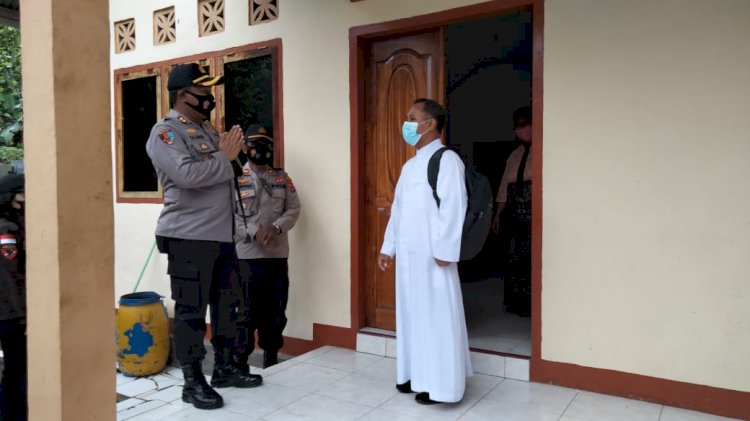 Kapolres Sikka Pantau Langsung Pengamanan Dan Jalannya Misa Hari Raya Paskah Di Gereja St. Mikael Nita