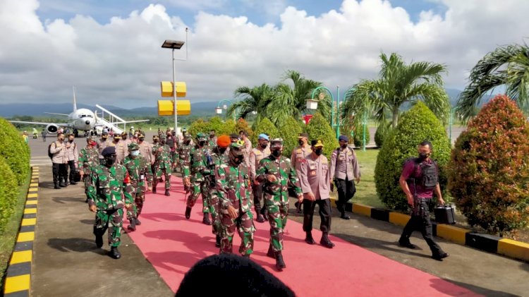 Kapolri Dan Panglima TNI Tiba Di Bandara Frans Seda Maumere