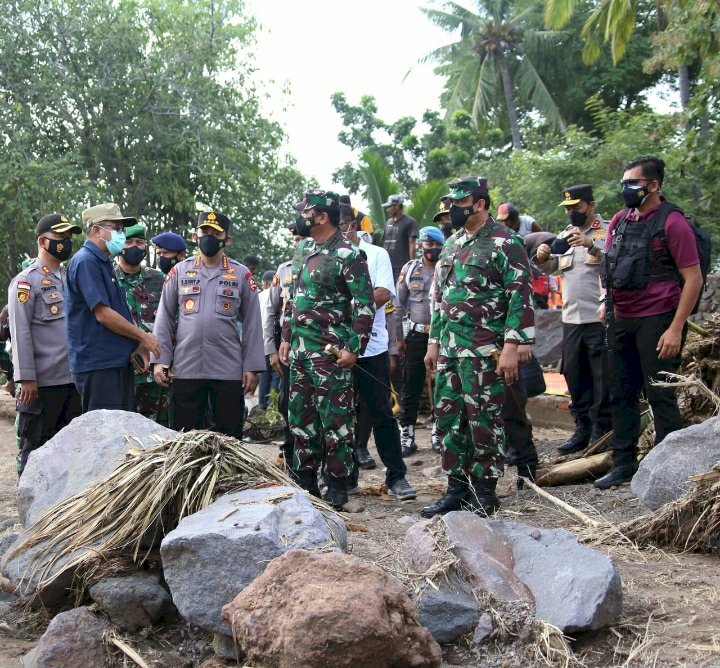 Tinjau NTT, Panglima dan Kapolri Fokuskan Evakuasi Korban dan Kirim Bantuan