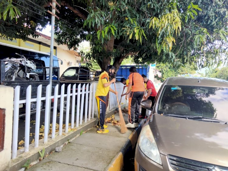 Jumat Bersih, Wakapolres Sikka Pimpin Langsung Personil Laksanakan Kerja Bakti Di Depan Mako