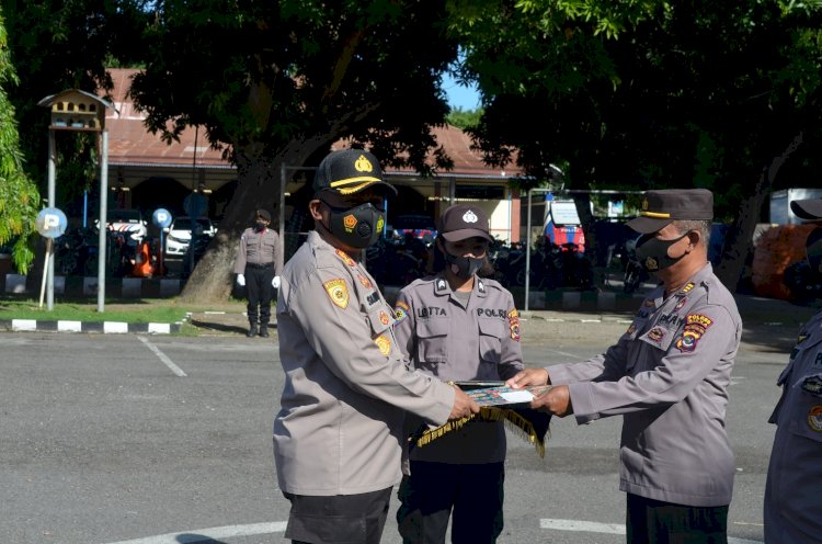 Kapolres Sikka Beri Penghargaan Kepada 8 Personilnya Atas Dedikasinya Dalam Pelaksanaan Tugas Sebagai Anggota Polri