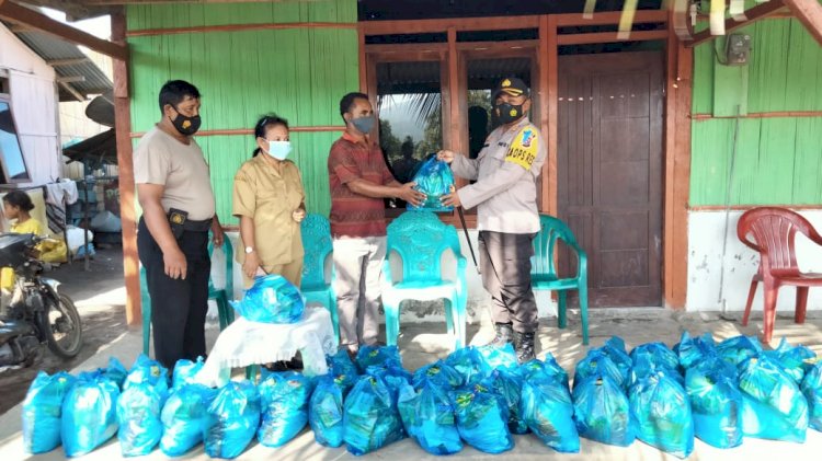 Peduli Sesama, Kapolres Berikan Bantuan Sembako Kepada Korban Bencana Badai Rob Di Kel. Kota Uneng